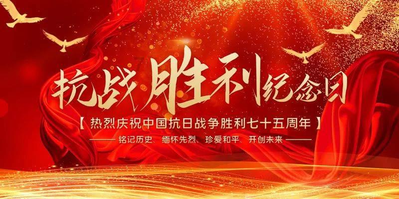 大明宣德年制五彩鱼草纹蒜头瓶